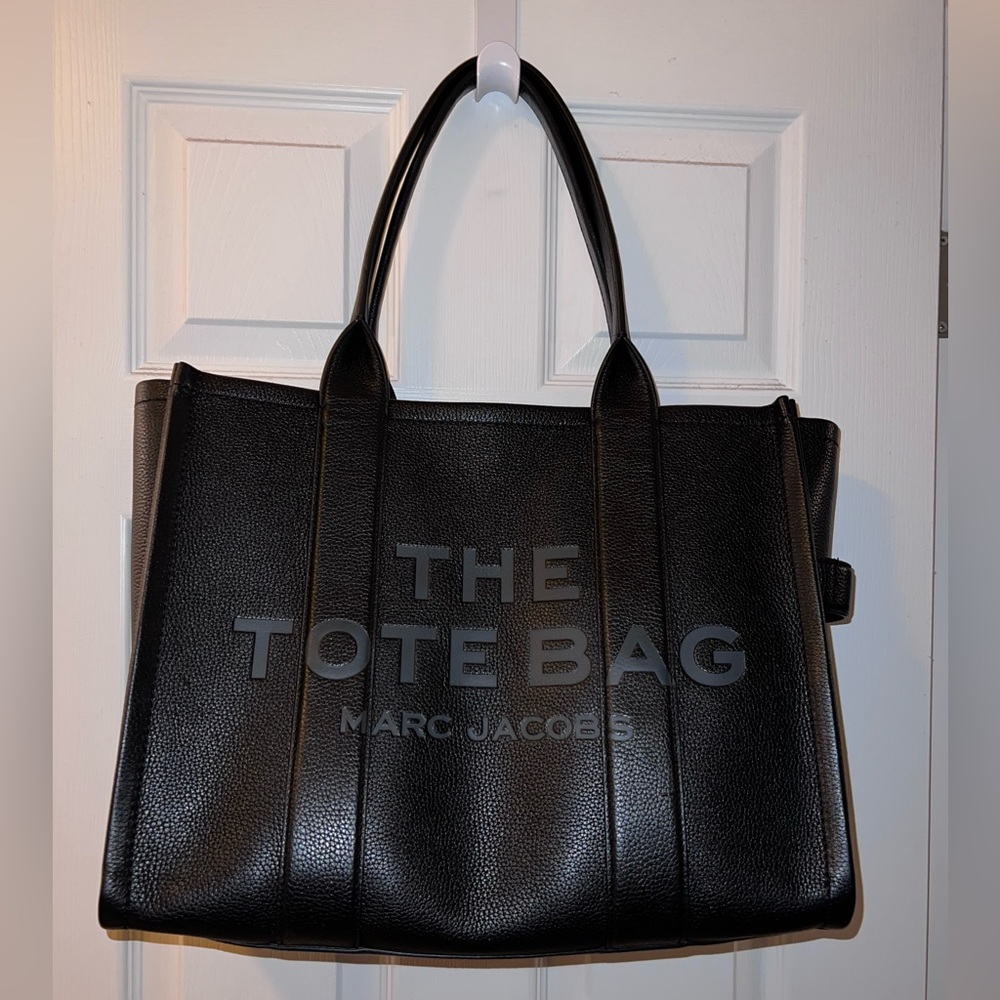 Marc Jacobs.  THE LEATHER LARGE TOTE BAG, Black.
